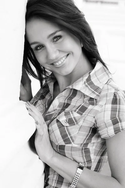 Giovane donna felice in camicia cellulare — Foto Stock