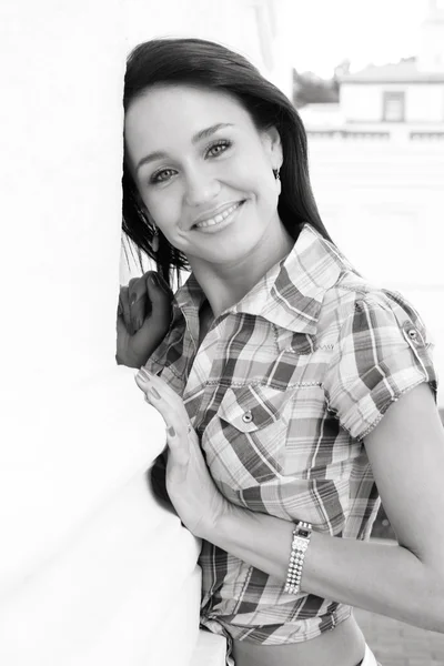 Fiatal, boldog asszony sejt póló — Stock Fotó