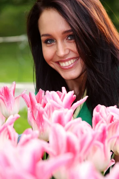 Hermosa joven con tulipanes — Foto de Stock