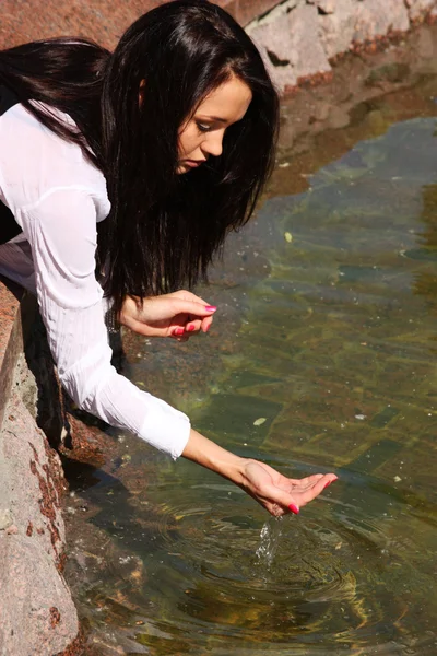 To touch fountain hand — Stock Photo, Image