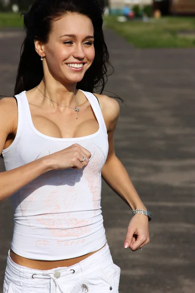 Fitness ung kvinna i vitt — Stockfoto