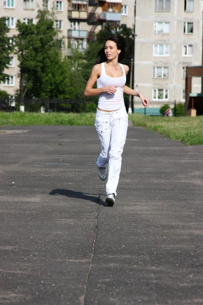 Mujer joven fitness en blanco — Foto de Stock