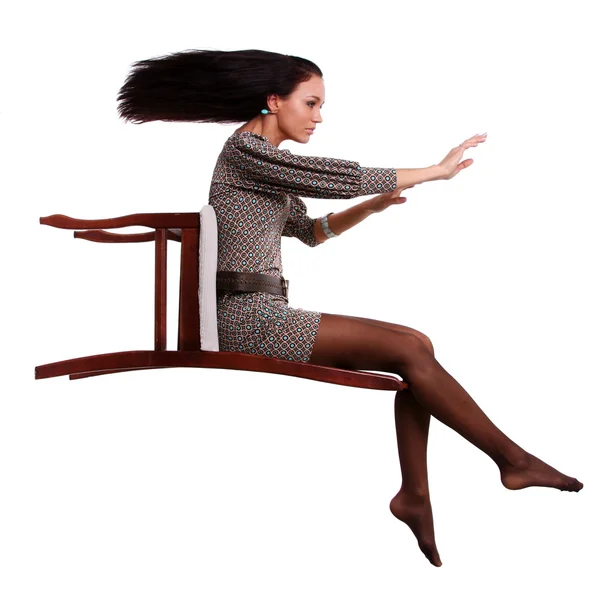 Şık elbiseli esmer kadın sandalyede oturmak — Stok fotoğraf
