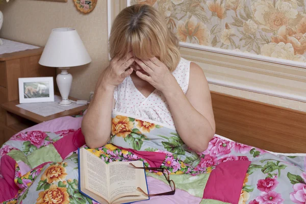 Oude vrouw lijden met koorts in de slaapkamer — Stockfoto