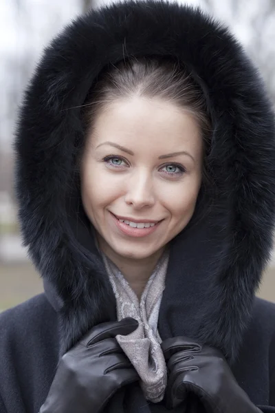 Portrait d'une jeune femme sur fond de ville hivernale — Photo