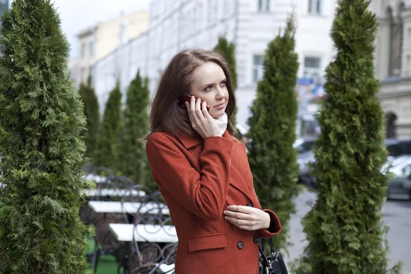 Młoda kobieta, rozmowa przez telefon na ulicy — Zdjęcie stockowe