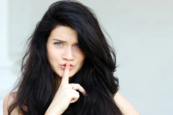 Woman with a finger on her lips showing to keep silence — Stock Photo, Image