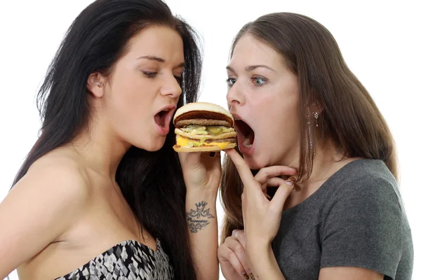 Két lány osztani egy szendvics — Stock Fotó