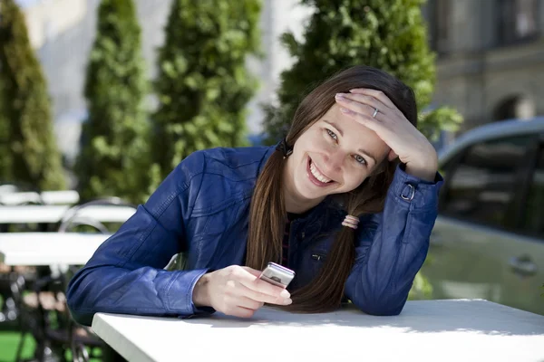 Молодая женщина читает сообщение по телефону — стоковое фото