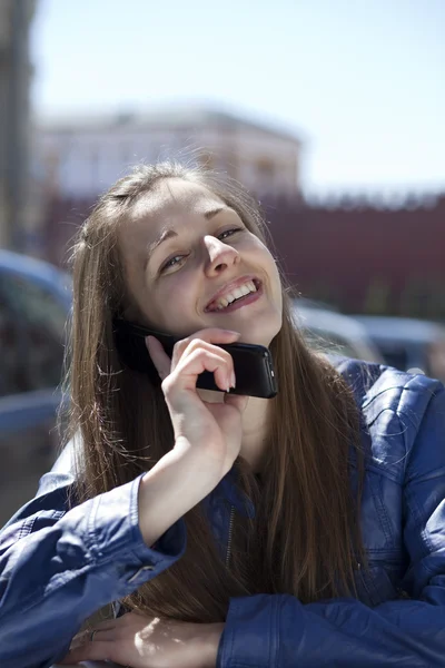 Mutlu kadın sokakta telefonla arıyor — Stok fotoğraf