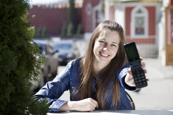 Jeune femme heureuse appelant par téléphone dans la rue — Photo