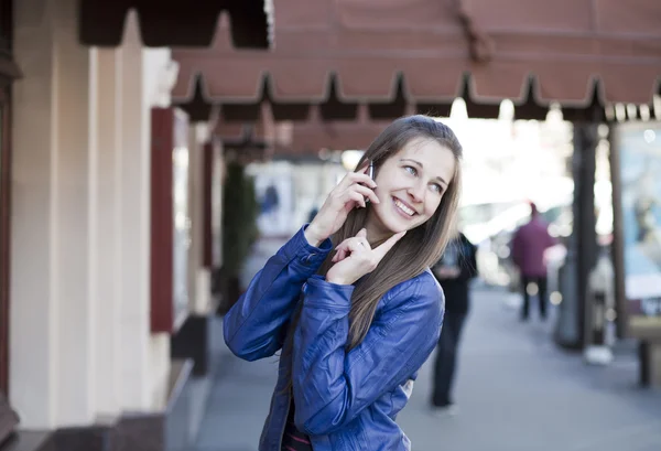 Joven mujer feliz llamando por teléfono en la calle —  Fotos de Stock