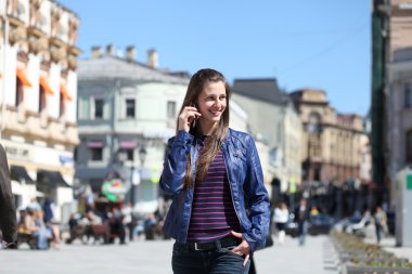 mutlu kadın sokakta telefonla arıyor