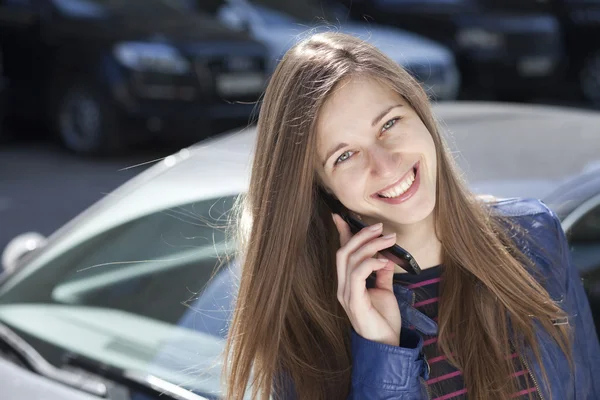 Femme heureuse parlant sur son téléphone portable — Photo