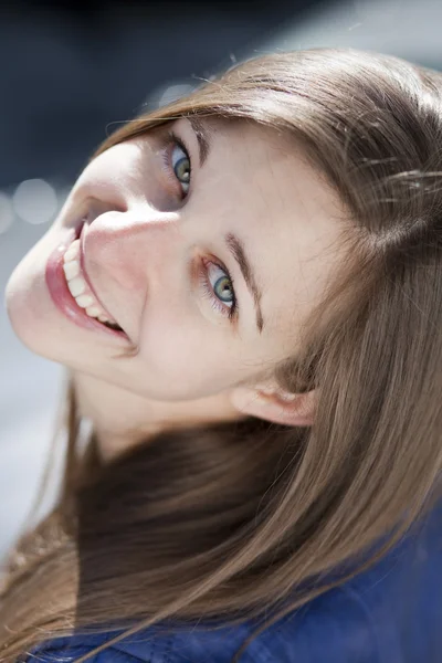 Mooie jonge vrouw — Stockfoto