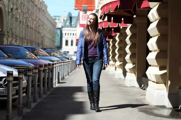 Retrato de comprimento total de uma jovem senhora andando ao ar livre — Fotografia de Stock