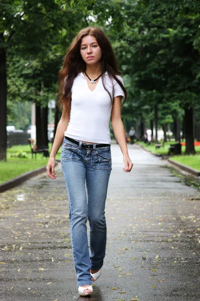 Jonge mooie vrouw in de herfst park — Stockfoto