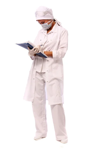 Enfermera hispana joven en una bata de laboratorio — Foto de Stock