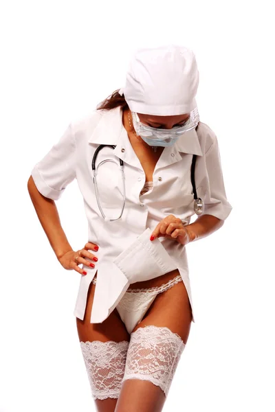 Молодая сексуальная женщина, одетая как медсестра — стоковое фото