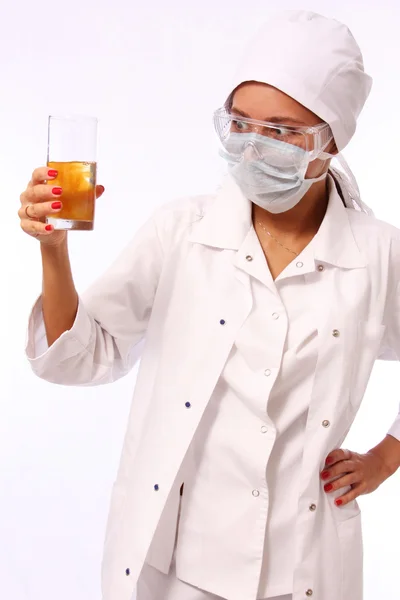 Jovem mulher sexy vestida como enfermeira — Fotografia de Stock