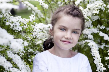 Bahar çiçeği güzel küçük bir kız portresi