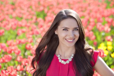 Laleli güzel genç bir kadın.