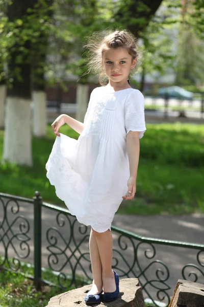 Ritratto di bella bambina nel parco primaverile — Foto Stock