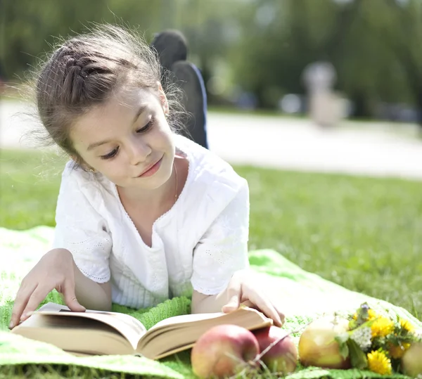 Retrato de hermosa niña en flor de primavera — Foto de Stock