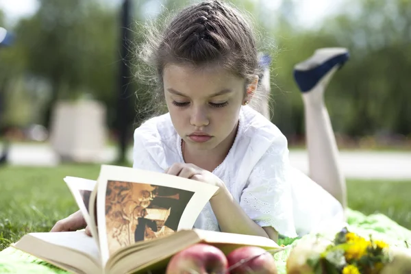 Portret piękne dziewczynki w wiosna blossom — Zdjęcie stockowe