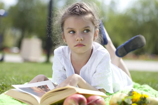 Porträt des schönen kleinen Mädchens in der Frühlingsblüte — Stockfoto