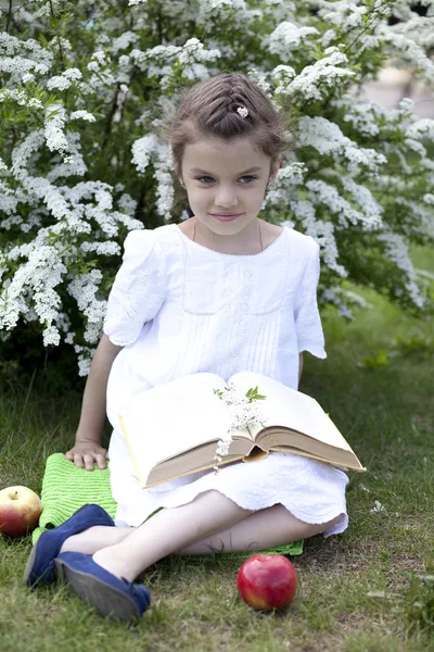 Retrato de hermosa niña en flor de primavera — Foto de Stock