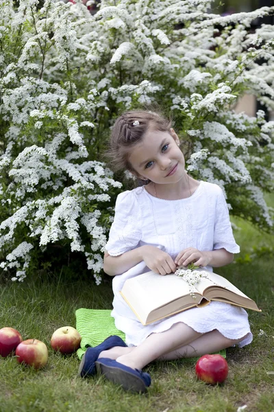 Porträt des schönen kleinen Mädchens in der Frühlingsblüte — Stockfoto