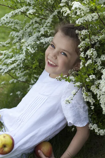 Retrato de hermosa niña en flor de primavera — Foto de Stock