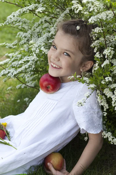 Porträtt av vacker liten flicka i våren blossom — Stockfoto