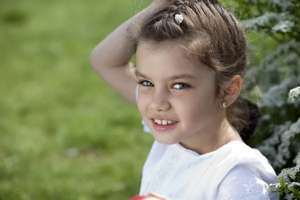 Портрет красивої маленької дівчинки навесні розквітає — стокове фото