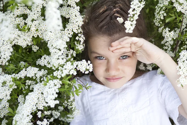 Portrait de belle petite fille en fleur de printemps — Photo