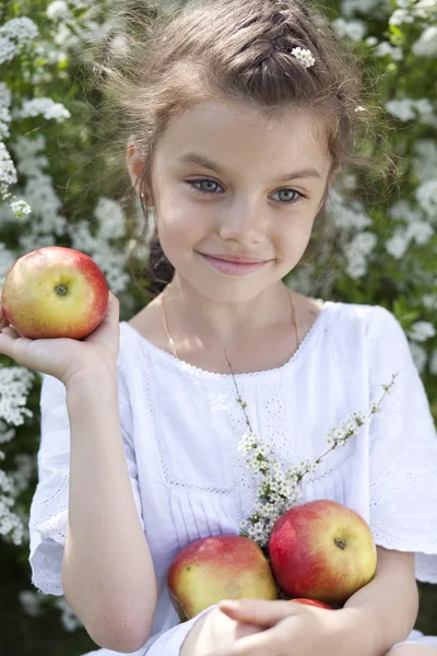 Portrét krásné malé holčičky v jarní květy — Stock fotografie