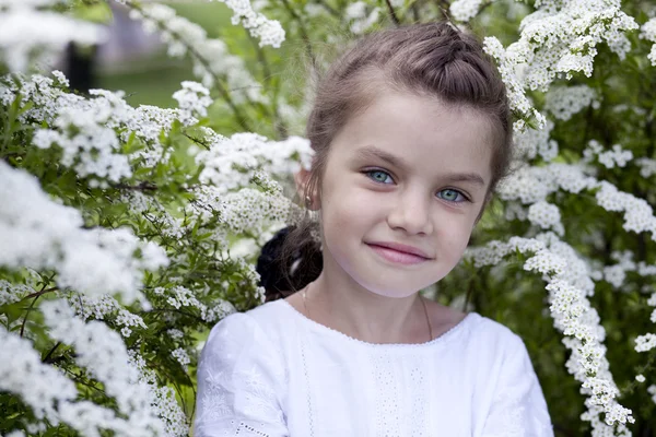 Retrato de menina bonita em flor de primavera — Fotografia de Stock