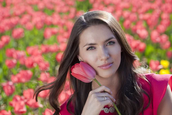Gyönyörű fiatal nő tulipánnal — Stock Fotó