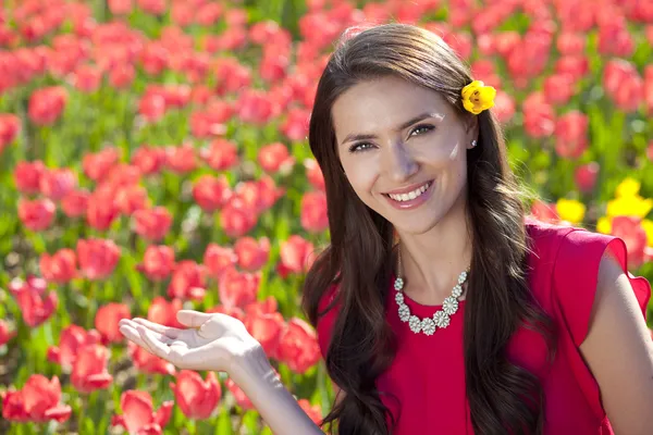 Bella giovane donna con tulipani — Foto Stock