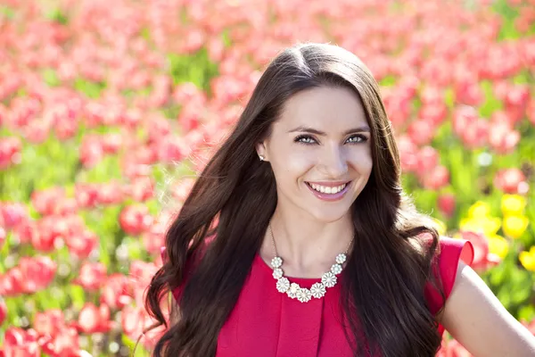 Bella giovane donna con tulipani — Foto Stock