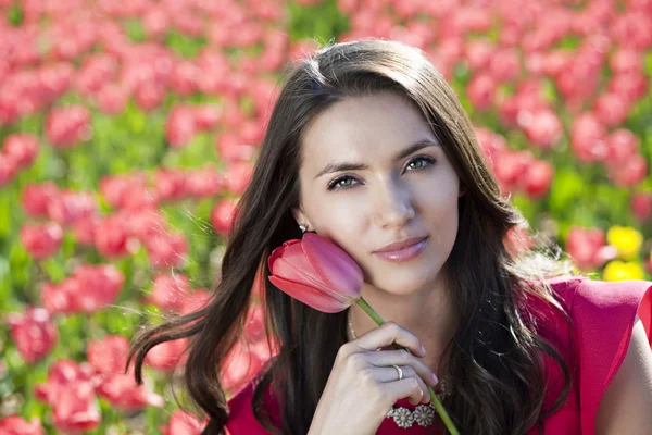 Vacker ung kvinna med tulpaner — Stockfoto