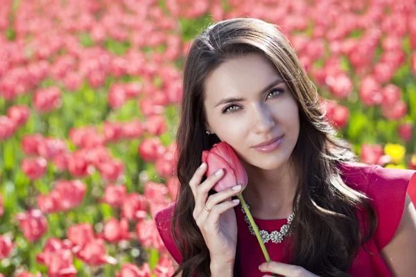 Mooie jonge vrouw met tulpen — Stockfoto