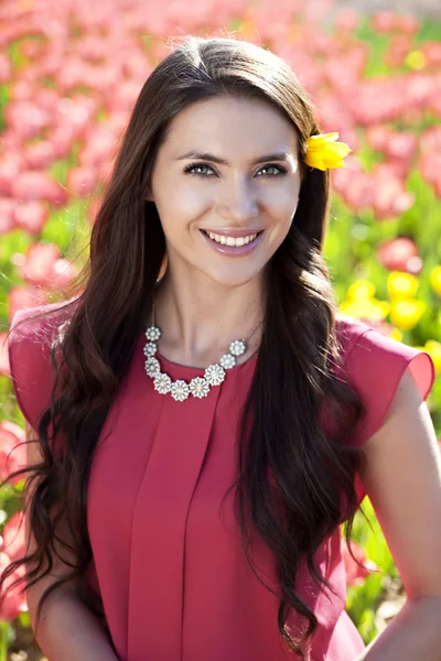 Krásná mladá žena s tulipány — Stock fotografie