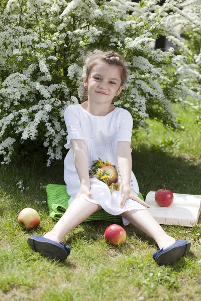 Portret van mooie meisje in voorjaar bloei Stockfoto