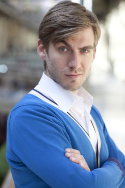 Yakışıklı bir gencin portresi.