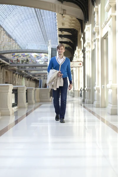 Young man walking in the store — Stock Photo, Image