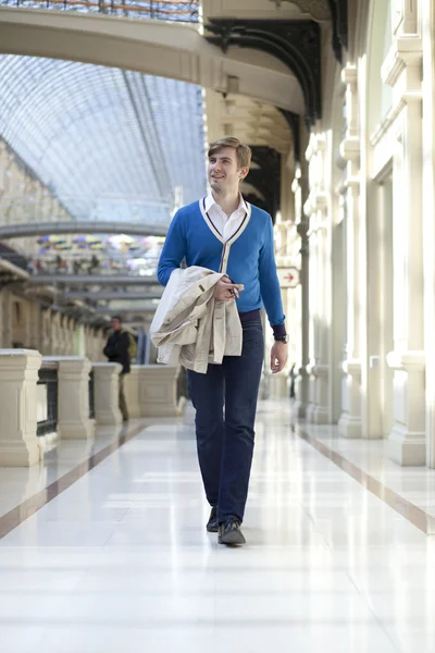 Young man walking in the store — Stock Photo, Image