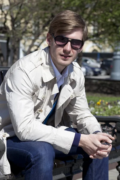 Retrato de un joven atractivo —  Fotos de Stock