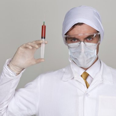 bir ölçek kan tutan doktor